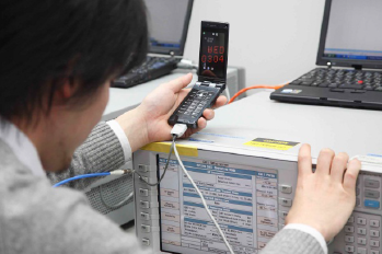 携帯事業部では、スマートライフの実現をめざすドコモのR&D戦略の一翼を担いながら、人々の暮らしと産業の発展を支える生活インフラとしての多様なモバイル端末の開発を通じて、移動通信における大きなプレゼンスを持って進んでいきます。