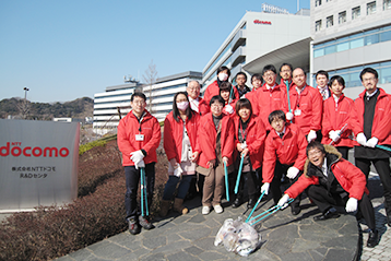社会貢献・環境保全活動の一環として、横須賀、赤坂の事業所周辺において、定期的に清掃活動をしています。